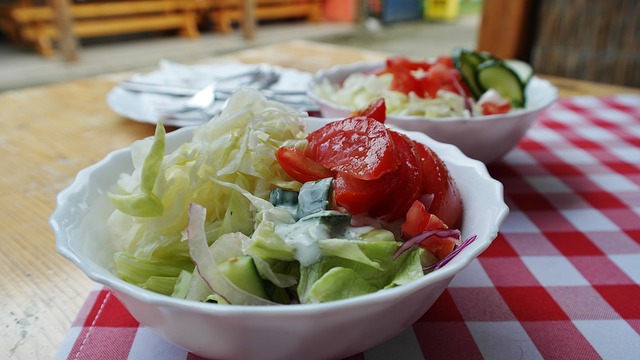 zeleninový salát v miskách na stole