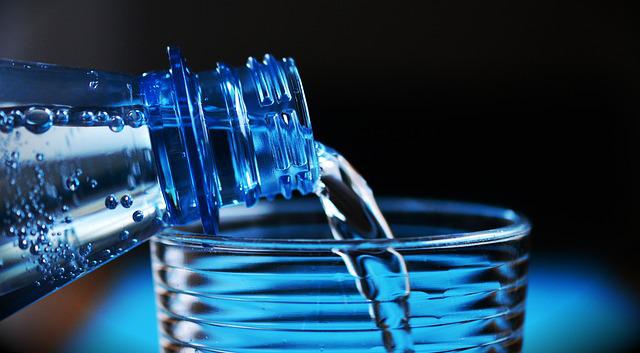 nalévání vody z plastové lahve