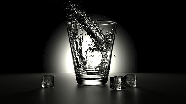 sklenice vody s ledem