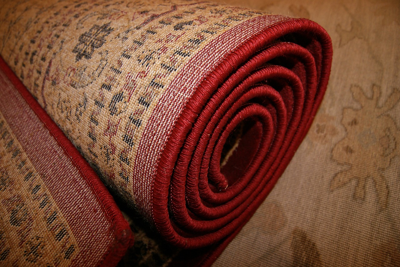 svinutý koberec
